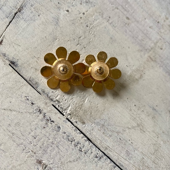 Vintage Retro Pearl Flower Stud Earrings - Picture 2 of 10